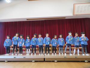 ５歳児が歌をうたっているところ