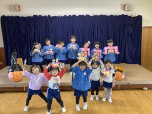 自分たちが作ったひな人形を披露した写真