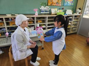 給食配膳員さんにありがとうと言っている写真