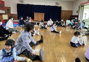 保護者の方と一緒に柔軟体操