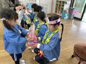 卒園時にありがとうの冠と首飾りをプレゼントしている写真
