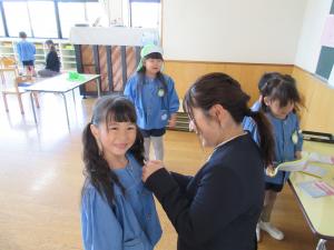 新しい名札を付けてもらう様子