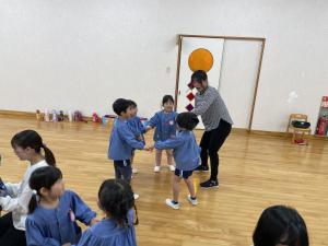 やまてっこタイムで触れ合い遊びをしているところ