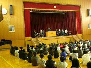 挨拶をしている様子