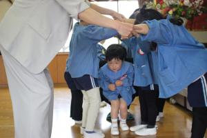 入園式で新入園児がトンネルをくぐっている写真