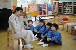 絵本の読み聞かせを見ている写真