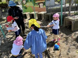 新入園児の初めての外遊びの写真