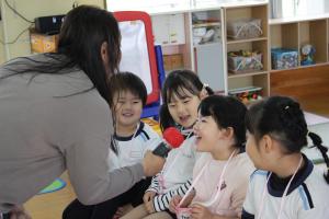 英語で挨拶をしている写真