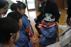 新入園児にプレゼントを渡している写真
