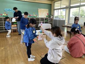 お母さんやお父さんと空気砲を作っている写真
