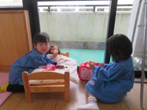 ままごとで遊ぶ様子