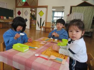 粘土で遊んでいる様子