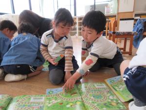月刊絵本で遊ぶ様子