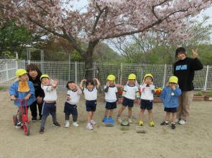 4歳児が集合写真を撮っているところ