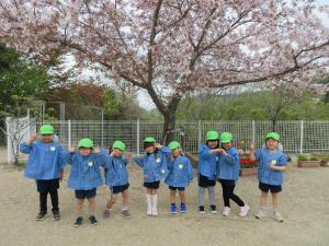 5歳児が集合写真を撮っているところ