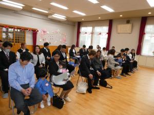 入園式が始まるのを親子で待っている写真