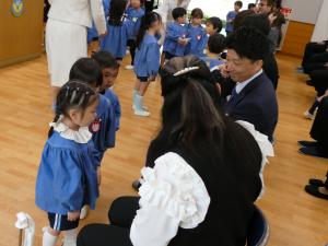 対面式でプレゼントをもらっている写真