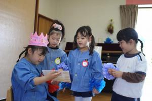 誕生日の友達にプレゼントを渡している写真