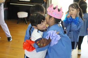 誕生日の友達ハグをしている写真