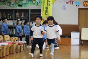 「さんぽ」の歌に合わせて歩いている写真