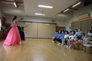 お姉さんが歌う歌を聞いている写真