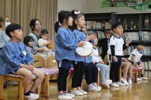 曲に合わせてタンバリンやカスタネット、鈴を使って演奏する写真