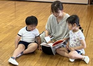 ジオジオさんに絵本を読んでもらっている写真