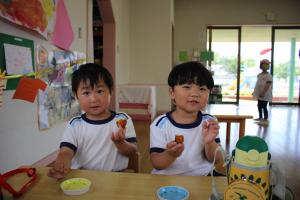 たんぽぽ組さんが作ったコロッケを食べている写真