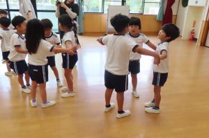 交流会でふれあい遊びをしているところ