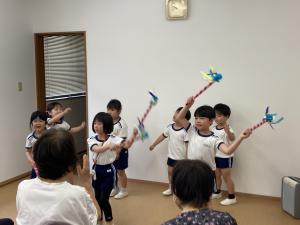 まるサポでおじいちゃん、おばあちゃんの前でペーロン音頭を披露している写真