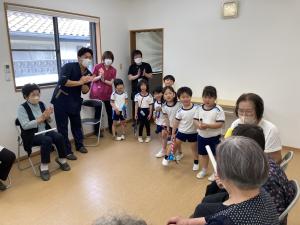 紙コップ運び競争をしている写真
