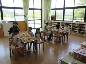 給食を食べている様子