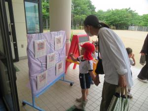 お誕生日カードを親子で見ている様子