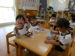 お弁当を食べている写真