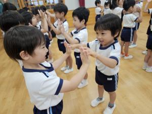 二人組でリズムに合わせて手をたたいている写真