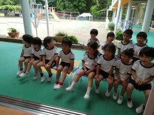 ３歳児が４、５歳児のリズムジャンプを見学している写真