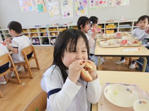 給食を食べている写真