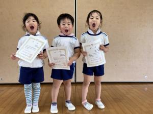 きれいに歯磨きができている子どもたちが表彰をもらった写真