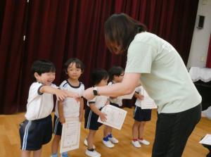 3歳児が表彰状をもらっている写真