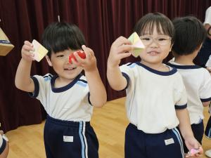 プレゼントをもらっている写真