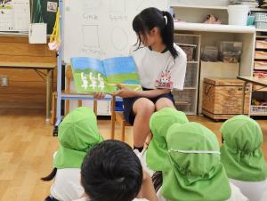 絵本を読んでいる写真