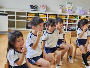 歯磨き指導を受けている写真