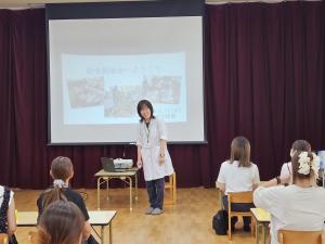 給食の話を聞いている写真
