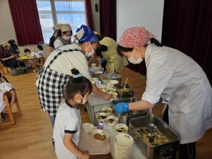 給食の配膳をしている写真