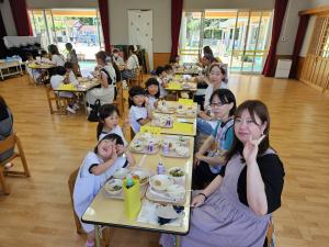 給食を食べている写真