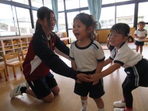 トライやるの中学生とふれあい遊びをしている様子