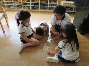 トライやるの中学生と一緒に遊ぶ様子