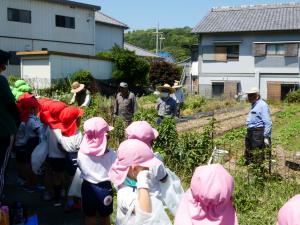 地域の人の話を聞いている写真