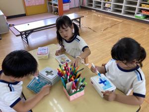 父の日のプレゼントに絵を描いている写真