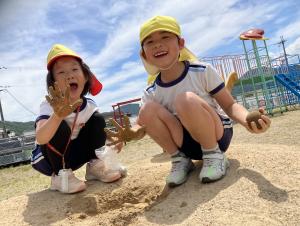 泥団子を作って嬉しそうな写真